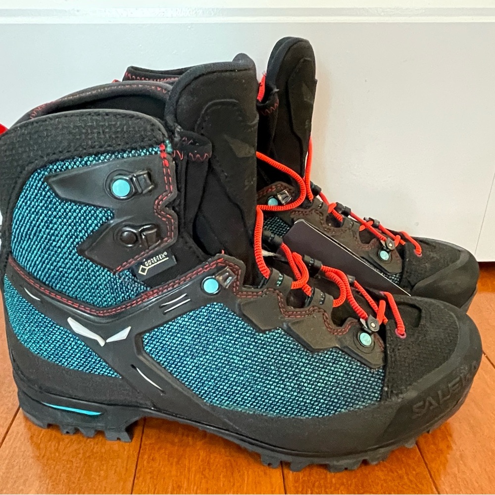Salewa Women’s Hiking Boots Size 9 NIB